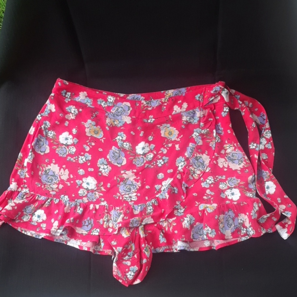 Free people front ruffle floral short.